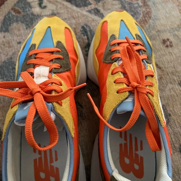 New balance 327. Unisex size 8 . Great fall colers - Picture 2 of 6